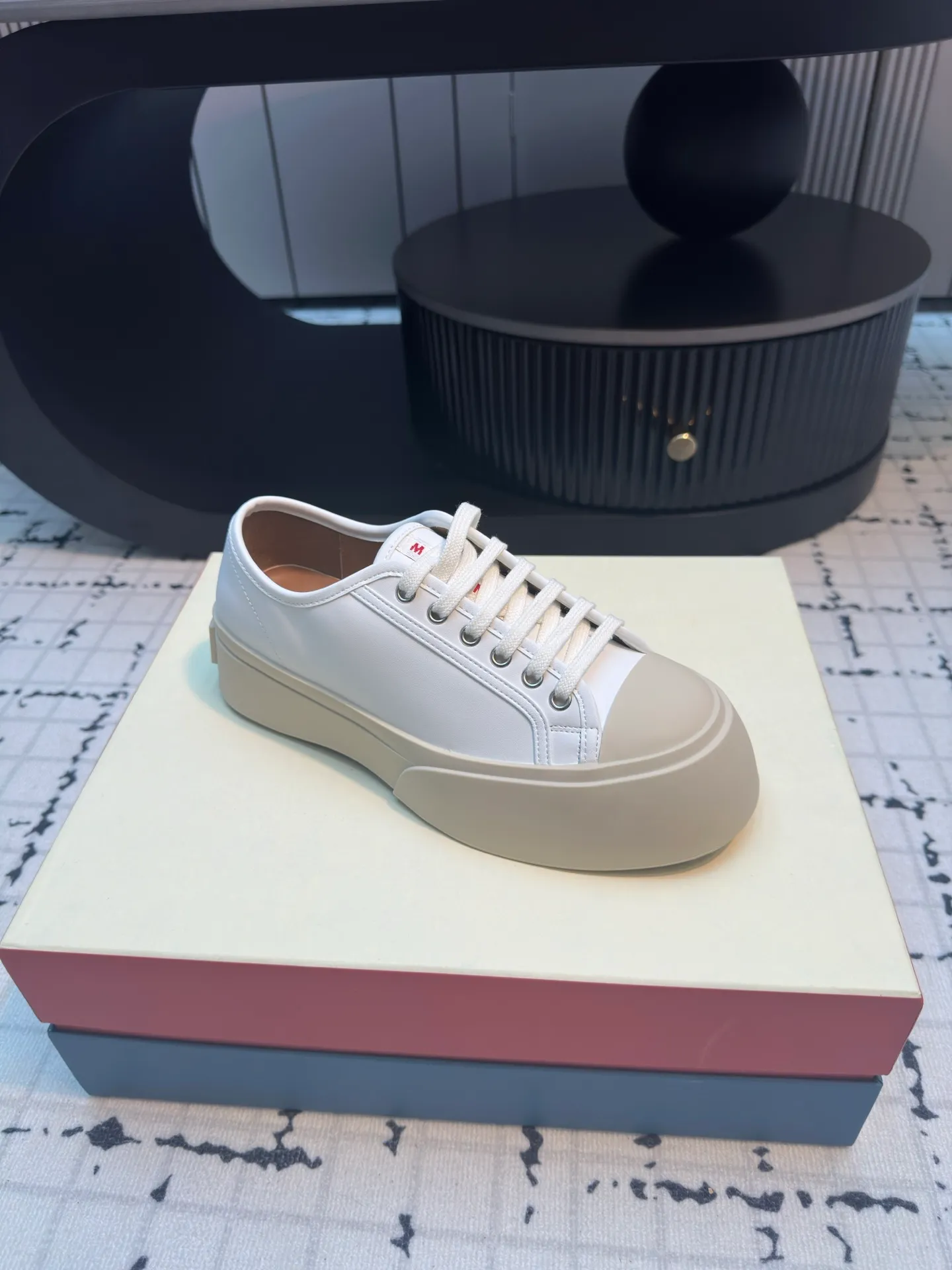 👟👟Ex-factory price 480👟👟 Large lace-up shoes, the cutest baby shoes in history. This year’s new colors are really beautiful, very fresh, and not bulky at all! A brand from an independent Italian designer, it has now become a famous brand in the international fashion industry. Since its establishment in 1994, the brand has expanded from women's clothing to men's clothing, bags, jewelry and glasses, and its product content is extremely rich! Marni's designs are not only bold in color and innovative in tailoring, but also very proud of its pure Italian origins. Not only are all its finished products produced in Italy, but they are also not authorized to operate, and the brands are all controlled by family members.  Upper: imported calfskin, lining/feet: cowhide laminated to high-density elastic latex, sole: rubber outsole, 4cm thick sole to lengthen legs, code number: 35/40 (40 is custom-made, non-refundable, non-exchangeable)